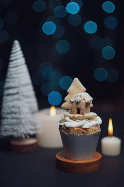 Eine Vertikale Aufnahme Eines Cupcake Mit Weihnachtsdekoration Auf Verschwommenem Hintergrund — Stockfoto