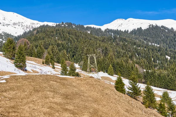 Uma Bela Vista Montanha Coberta Neve Dia Céu Azul Claro — Fotografia de Stock