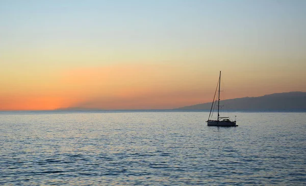 Лодка Спокойном Море Закате Тенерифе Канарские Острова — стоковое фото