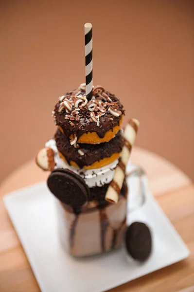 Вертикальний Знімок Шоколадного Молочного Коктейлю Пончиком Печивом — стокове фото