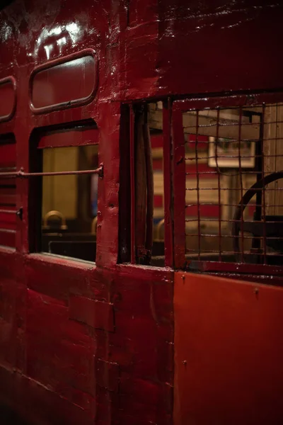 Eine Vertikale Aufnahme Des Äußeren Eines Alten Roten Wagens — Stockfoto