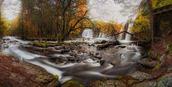 Rio Que Corre Pelos Bosques Outono — Fotografia de Stock