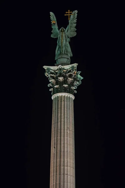 Uma Foto Vertical Estátua Arcanjo Gabriel Praça Dos Heróis Budapeste — Fotografia de Stock