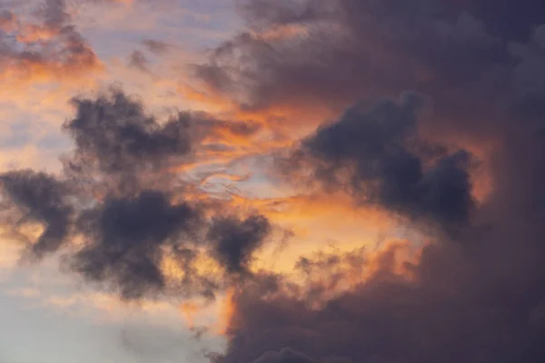 Dunkle Wolkenfelder Schatten Mit Leuchtenden Bunten Roten Gelben Und Orangefarbenen — Stockfoto