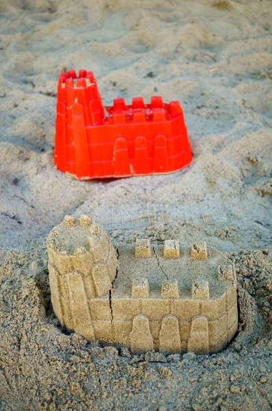 Tiro Vertical Castelo Arenoso Com Brinquedo Vermelho Uma Praia — Fotografia de Stock