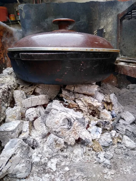 Colpo Verticale Una Pentola Con Coperchio Legna Fiamme Fuoco Ceneri — Foto Stock