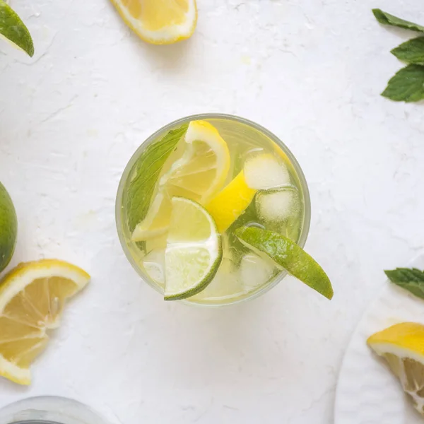Fotoğrafta Limonata Bardağının Üzerinde Limon Limon Nane Parçacıkları Görüyoruz — Stok fotoğraf