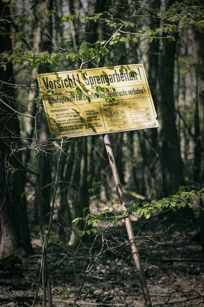 Μια Κίτρινη Πινακίδα Στο Δάσος Που Λέει Επικίνδυνες Ανατινάξεις Χωρίς — Φωτογραφία Αρχείου
