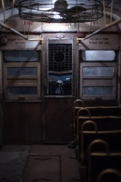 Вертикальный Снимок Интерьера Старинного Винтажного Автобуса — стоковое фото