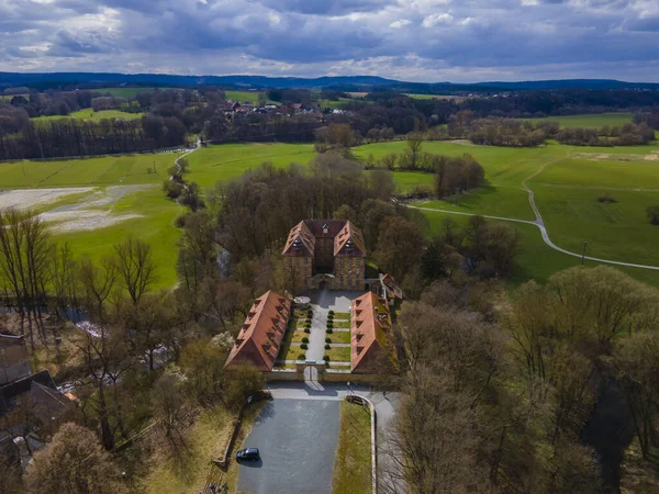 Uma Vista Aérea Castelo Medieval Com Telhados Vermelhos Cercados Por — Fotografia de Stock