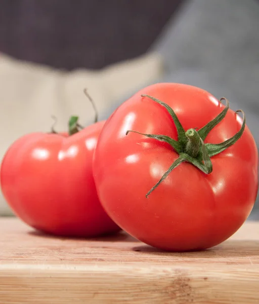 Gros Plan Tomates Juteuses Dans Table Bois Cuisine — Photo