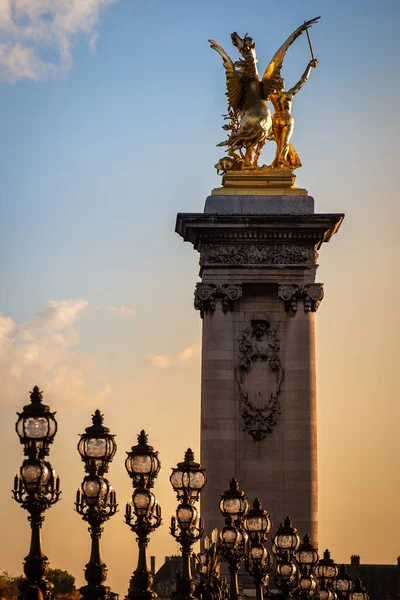 Paris Teki Pont Alexandre Iii Teki Yaldızlı Heykelin Dikey Çekimi — Stok fotoğraf