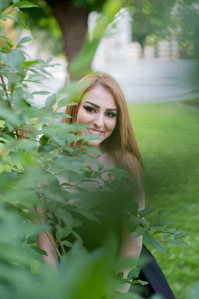 Молодая Привлекательная Женщина Черном Платье Улыбается Позирует Зеленом Парке — стоковое фото