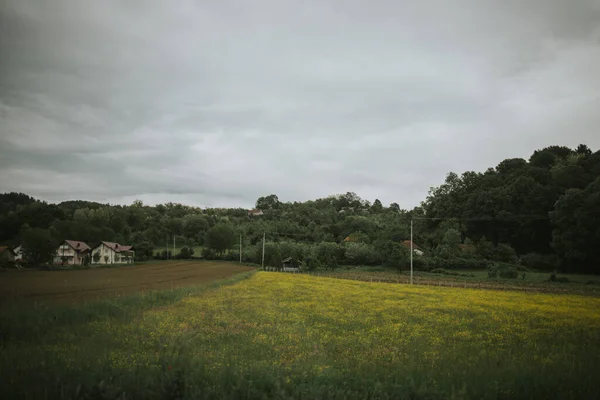 美丽的乡村风景 有农舍和农田 — 图库照片