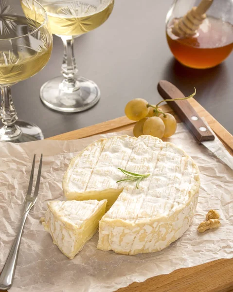 Nella Foto Vediamo Vino Bianco Servito Con Formaggio Camembert — Foto Stock