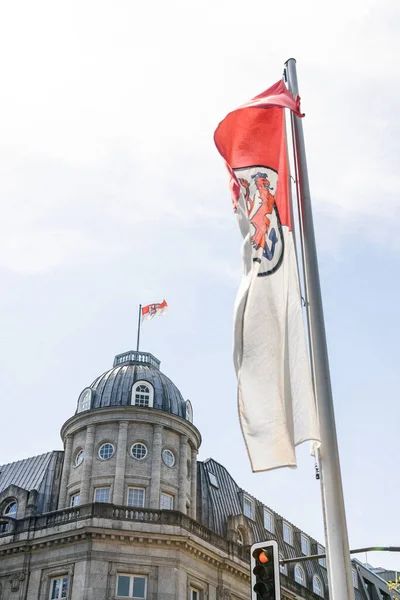 Kasvetli Gökyüzünün Arka Planında Düsseldorf Bayrağının Alçak Açısı — Stok fotoğraf