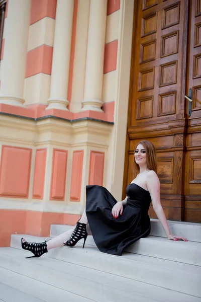 Plan Vertical Une Femme Caucasienne Avec Robe Noire Posant Extérieur — Photo