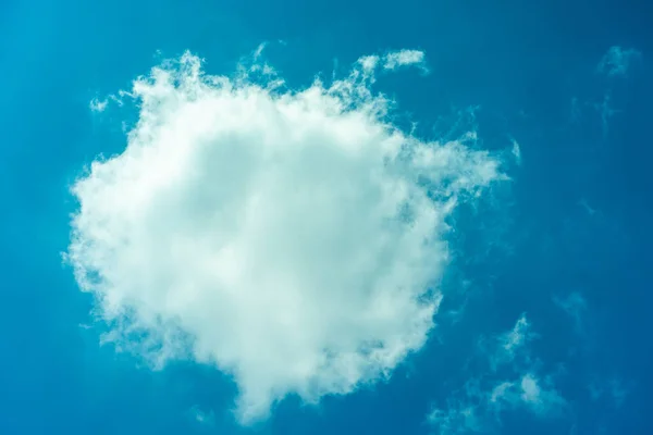 Eine Große Weiße Wolke Himmel — Stockfoto