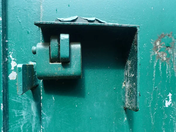 Paslı Yeşil Kapıya Yakın Plan Bir Kilit — Stok fotoğraf