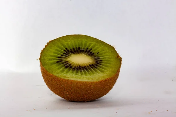 Eine Nahaufnahme Von Aufgeschnittener Kiwi Auf Weißem Hintergrund — Stockfoto