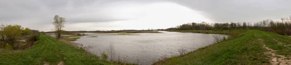 Sebuah Gambar Panorama Danau Dengan Rumput Hijau Kedua Sisi Pada — Stok Foto