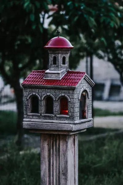 Een Selectieve Focus Van Een Prachtig Vogelhuisje Een Park Tegen — Stockfoto