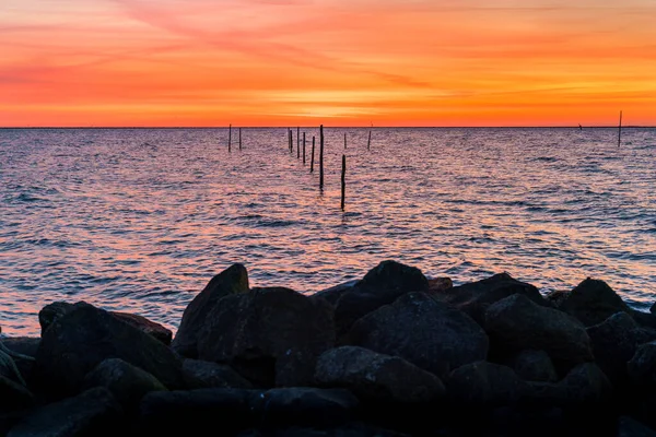 Een Ondergaande Zon Boven Nederlands Ijsselmeer Met Palen Van Visval — Stockfoto