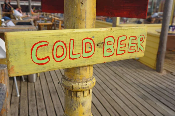 Ένα Κοντινό Πλάνο Της Ξύλινης Πινακίδας Κείμενο Της Cold Beer — Φωτογραφία Αρχείου