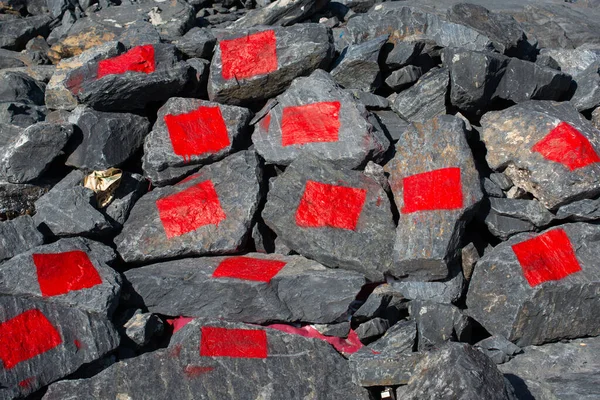 Tiro Close Pedras Com Quadrados Vermelhos Pintados Sobre Eles — Fotografia de Stock