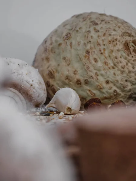 Eine Vertikale Nahaufnahme Von Knoblauch Und Gemüse Auf Einem Küchentisch — Stockfoto