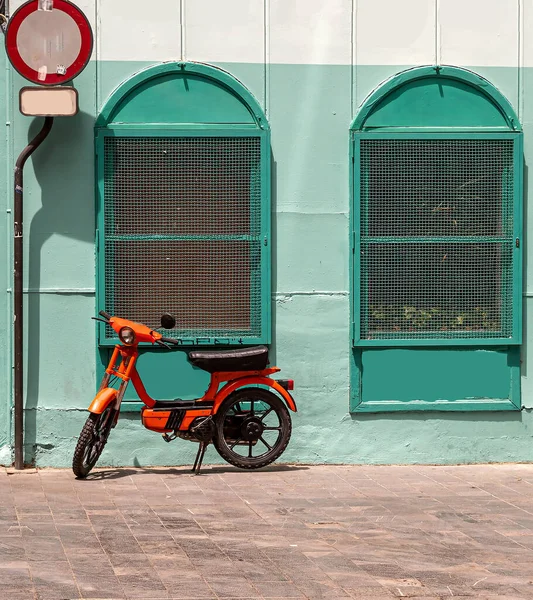 Moto Retro Naranja Estacionado Junto Una Pared Azul Turquesa Con —  Fotos de Stock