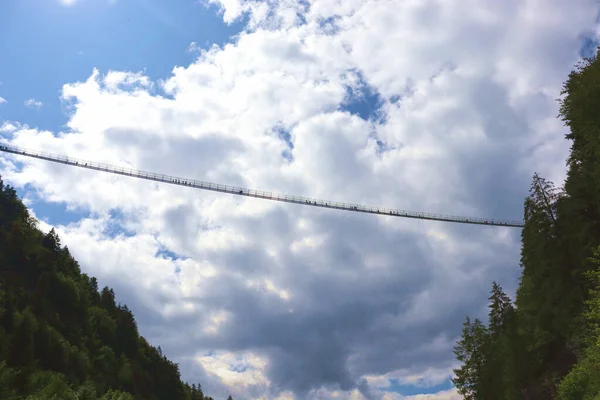 Una Toma Ángulo Bajo Camino Reutte Austria Bajo Cielo Nublado — Foto de Stock