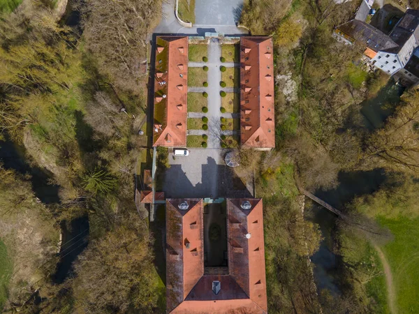 Uma Vista Aérea Castelo Medieval Com Telhados Vermelhos Cercados Por — Fotografia de Stock