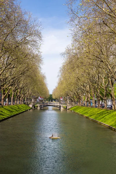 Almanya Nın Düsseldorf Kentindeki Konigsallee Şehir Bulvarındaki Kanalın Dikey Bir — Stok fotoğraf