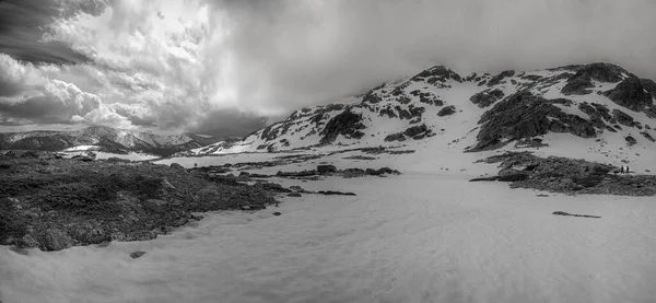 Een Winterlandschap Van Besneeuwde Rotsachtige Bergen — Stockfoto