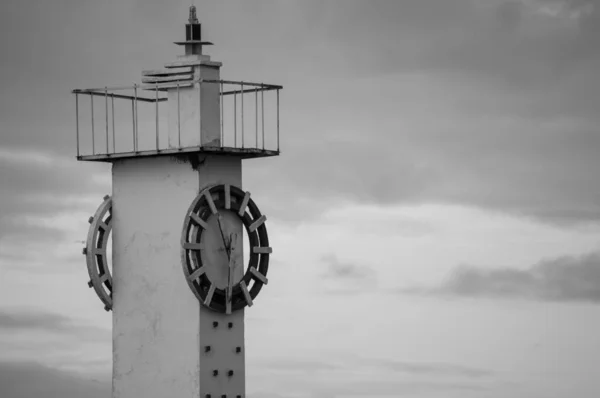 Een Grijswaarden Opname Van Een Vuurtoren Onder Een Bewolkte Lucht — Stockfoto