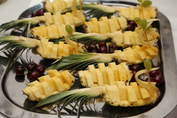 Vysokoúhlý Záběr Čerstvých Plátků Ananasů Podávaných Stříbrném Podnose — Stock fotografie
