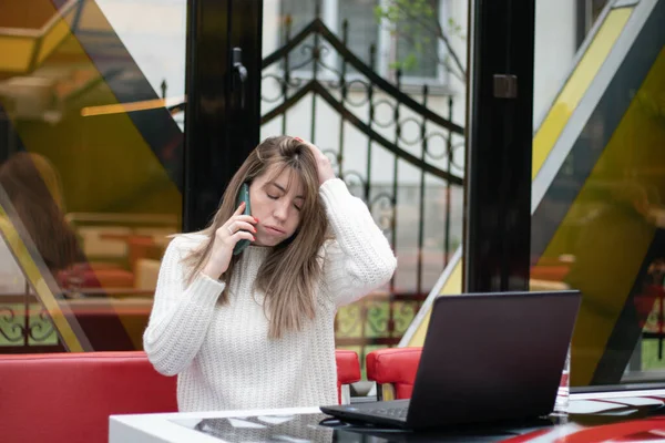 Gros Plan Une Femme Caucasienne Parlant Par Téléphone Travaillant Dans — Photo