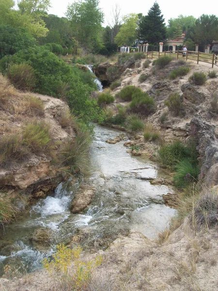 Uma Vista Natural Uma Pequena Cachoeira Que Flui Riacho Campo — Fotografia de Stock