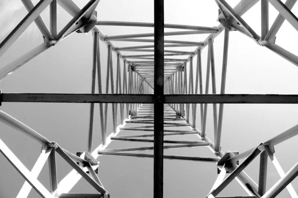 Tiro Ângulo Baixo Uma Torre Industrial Alta Fundo Céu — Fotografia de Stock