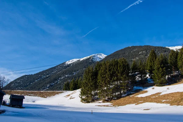 Прекрасный Вид Гору Покрытую Снегом Ясный День Голубого Неба — стоковое фото