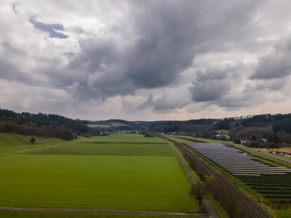 Uma Bela Paisagem Dos Campos Verdes Sob Pesadas Nuvens Cinzentas — Fotografia de Stock