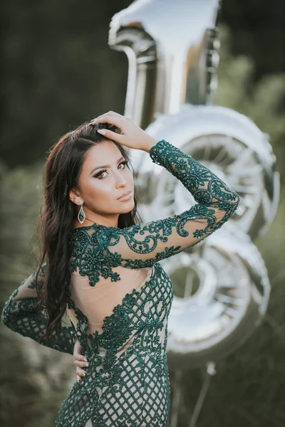 Uma Mulher Caucasiana Com Vestido Lindo Balões Aniversário Posando Parque — Fotografia de Stock