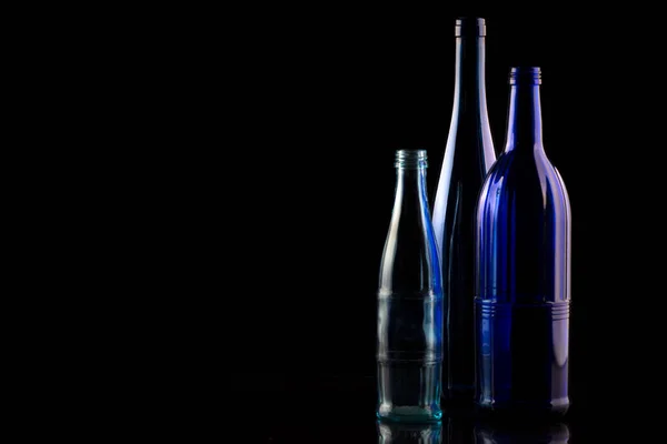 Las Botellas Negras Aisladas Sobre Fondo Oscuro — Foto de Stock