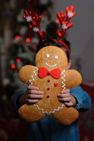 Vertical Shot Gingerbread Cookie Christmas Decorations Blurred Background — Stock Photo, Image