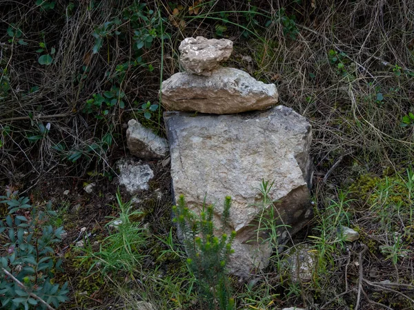 Pedras Ásperas Empilhadas Umas Nas Outras Chão Floresta — Fotografia de Stock