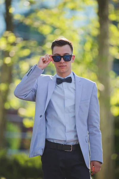 Dışarıda Poz Veren Takım Elbiseli Güneş Gözlüklü Yakışıklı Bir Erkek — Stok fotoğraf