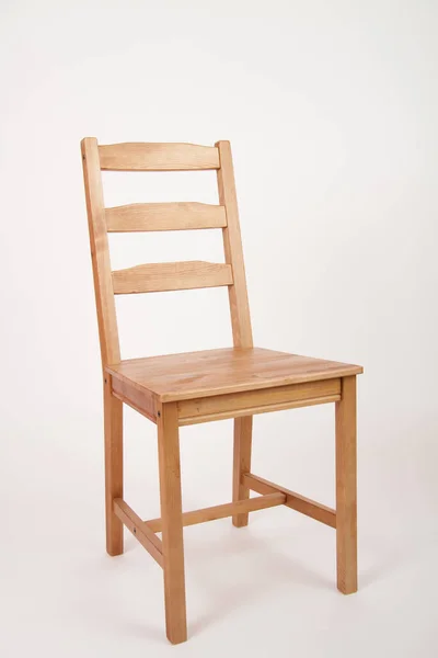 Beyaz Arka Planda Tahta Bir Sandalyenin Dikey Görüntüsü — Stok fotoğraf