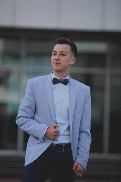 Joven Guapo Hombre Elegante Traje Azul Pose Arco — Foto de Stock