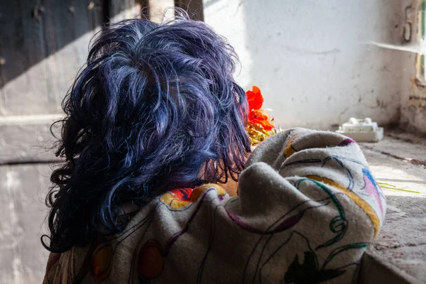 Una Donna Anziana Dai Capelli Blu Seduta Vicino Alla Finestra — Foto Stock